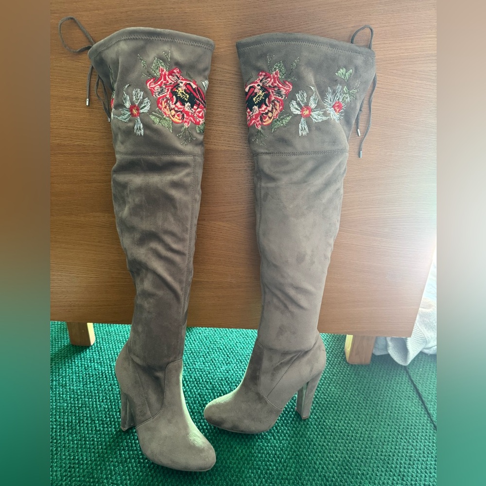 Embroidered Suede Boots with Floral Design Sz 8